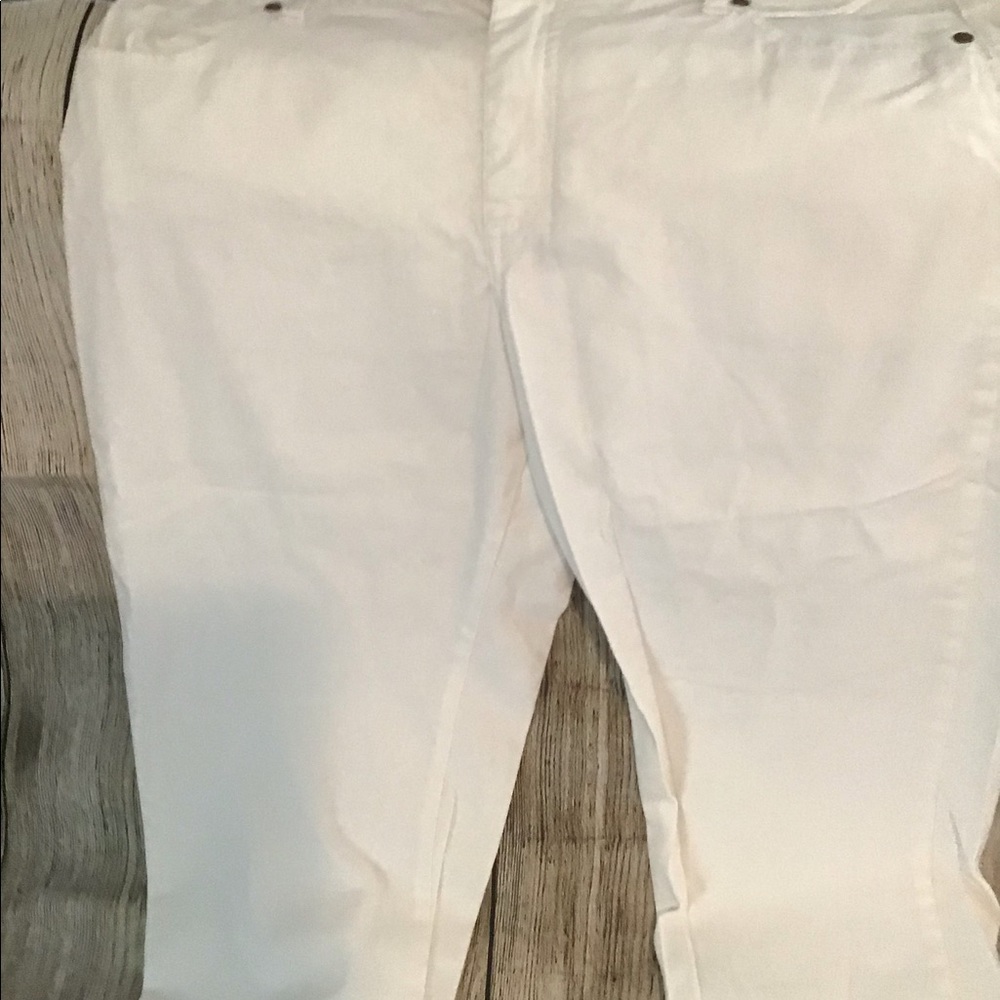 🥀White Capris. Never worn. Size 16P🥀